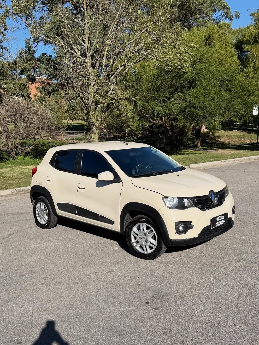 ✅NUEVO INGRESO✅

RENAULT KWID INTENSE!

⚙️: 1000 cc!

🐎: 66 HP!

📅: 2018!

Km: 77.000!

PERMUTO / FINANCIO!

💰USD 8.990💰